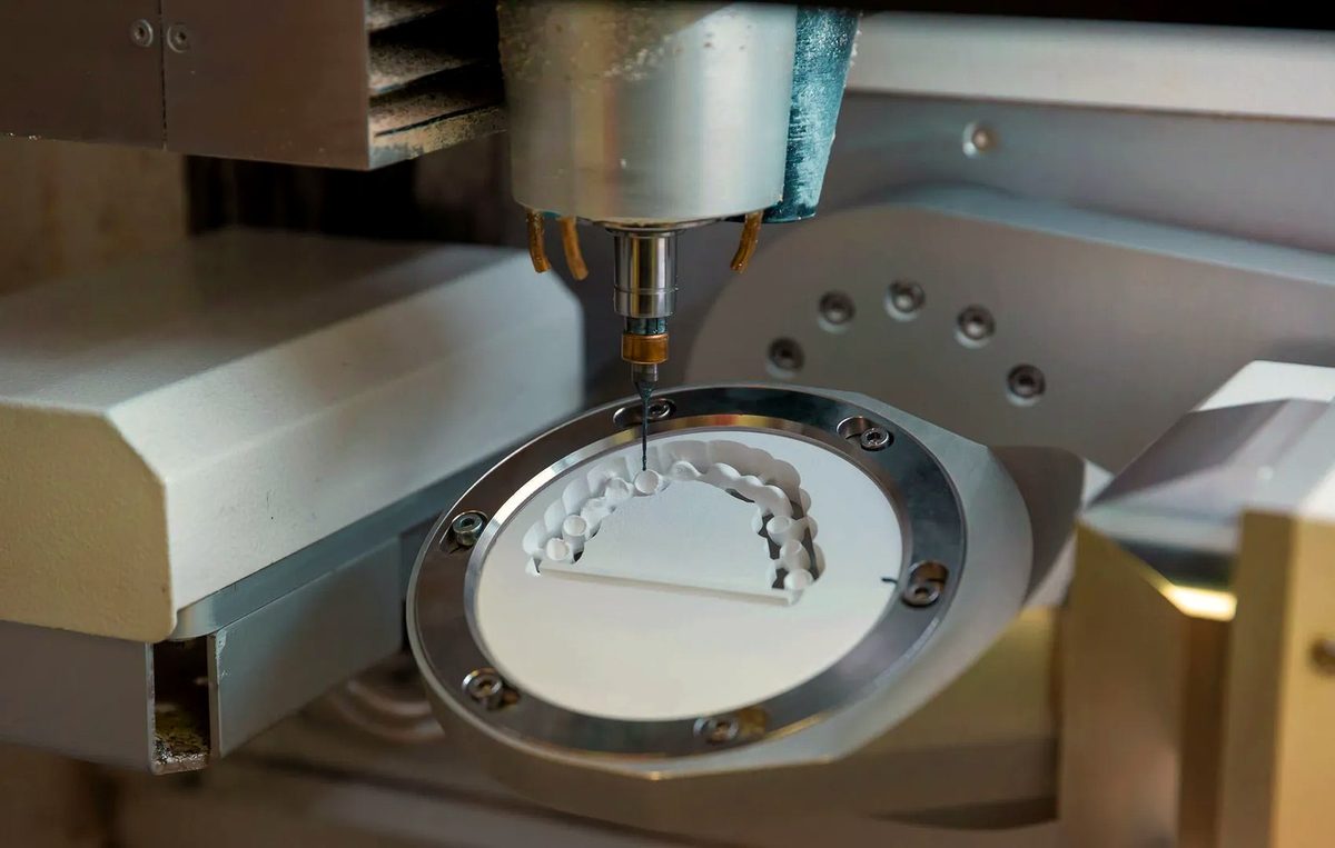 CAD/CAM-Fräsmaschine fertigt einen Zahnersatz im Meisterlabor dentArt Fortis